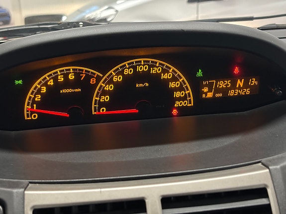 Toyota Yaris 11 of 22