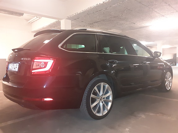 Skoda Octavia 2 of 5