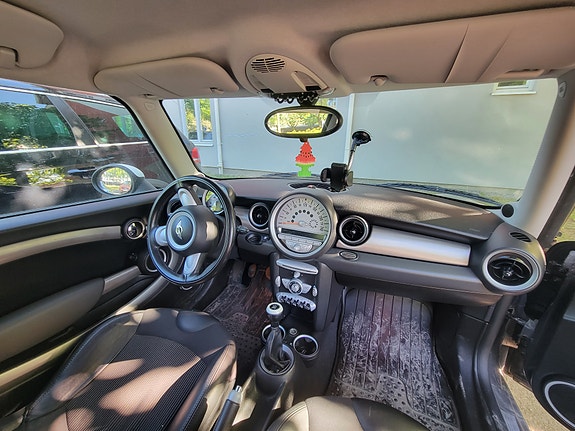 MINI Cooper 4 of 5