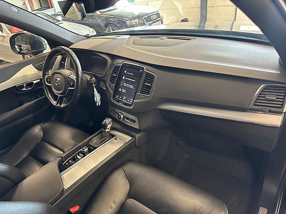 Volvo XC90 10 of 22