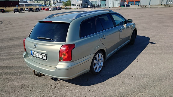 Toyota Avensis 2 of 5