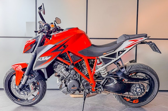 KTM 1290 Super Duke R 3 of 5