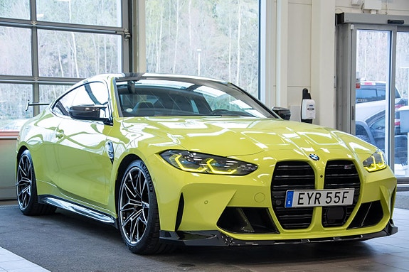 BMW M4 3 of 5