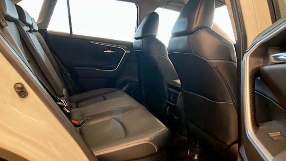Toyota RAV4 5 of 13