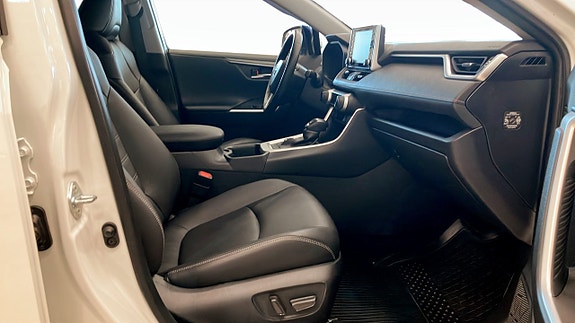 Toyota RAV4 3 of 13