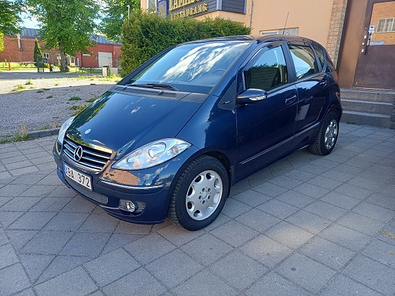 Mercedes-Benz A200 2 of 5