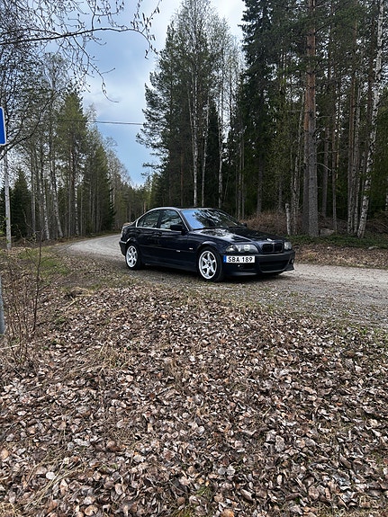 BMW 330i 3 of 5