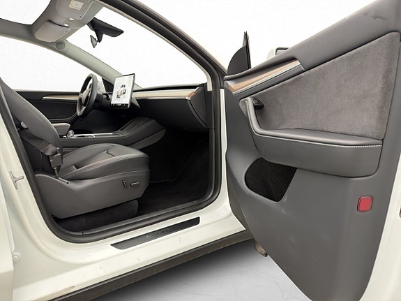 Tesla Model Y 14 of 30