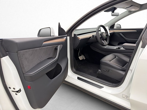 Tesla Model Y 17 of 30
