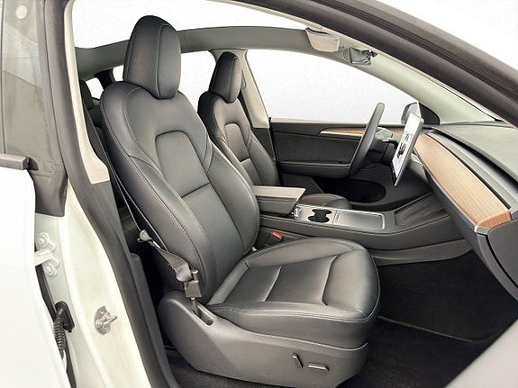 Tesla Model Y 13 of 30