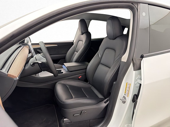 Tesla Model Y 19 of 30