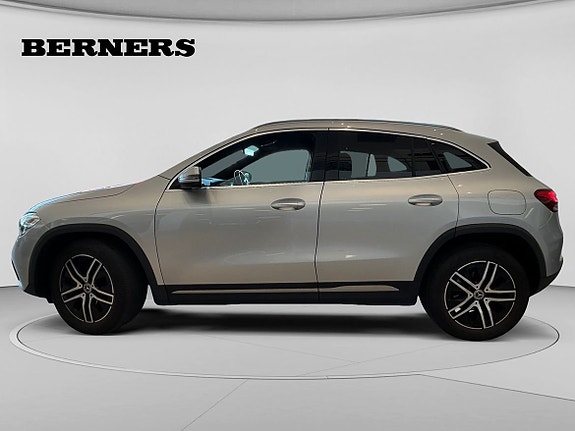 Mercedes-Benz GLA180 d 2 of 5