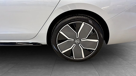 Volkswagen Passat 6 of 24