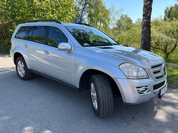 Mercedes-Benz GL320 2 of 5