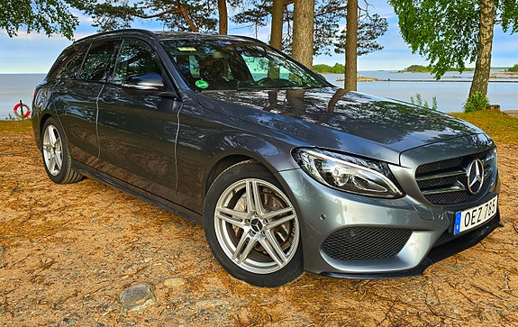 Mercedes-Benz C220 2 of 5