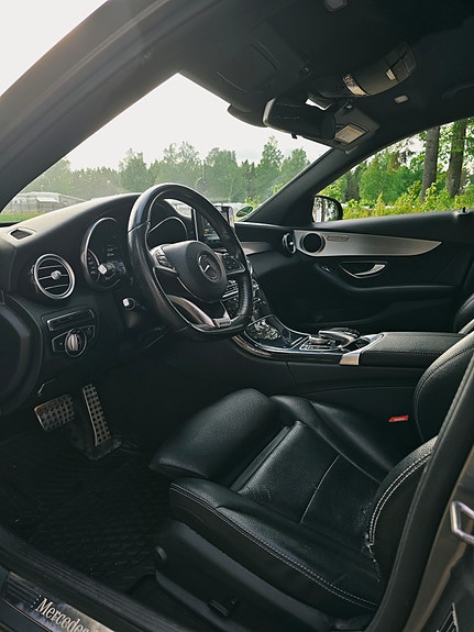Mercedes-Benz C220 4 of 5