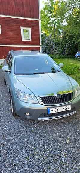 Skoda Octavia Scout 2 of 5