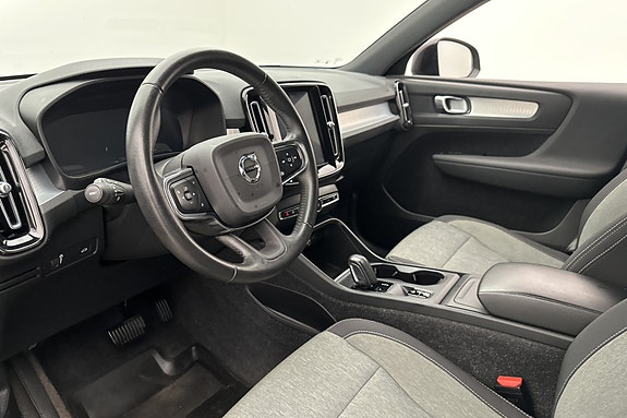 Volvo XC40 2 of 4