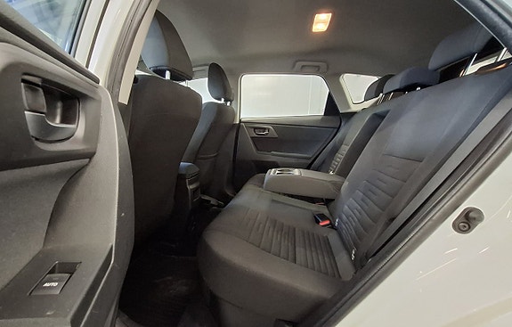 Toyota Auris 12 of 25