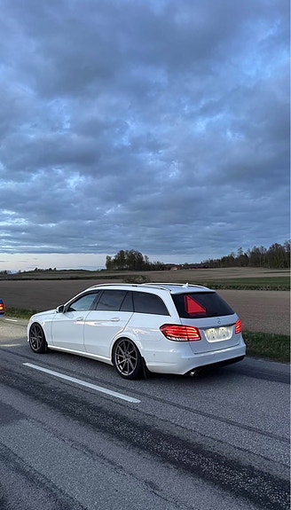 Mercedes-Benz 220 2 of 5