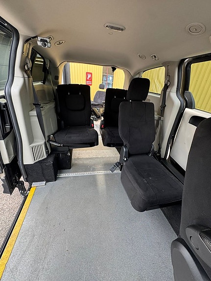 Dodge Grand Caravan 13 of 18