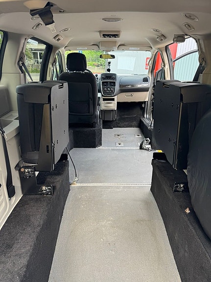 Dodge Grand Caravan 9 of 18