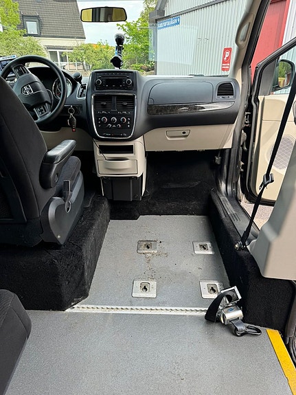 Dodge Grand Caravan 8 of 18