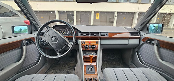 Mercedes-Benz 300 E 7 of 7