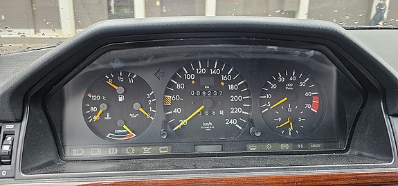 Mercedes-Benz 300 E 3 of 5