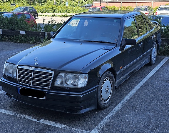 Mercedes-Benz 300 E 4 of 5