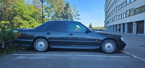 Mercedes-Benz 300 E 2 of 5