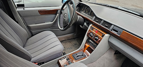 Mercedes-Benz 300 E 5 of 5