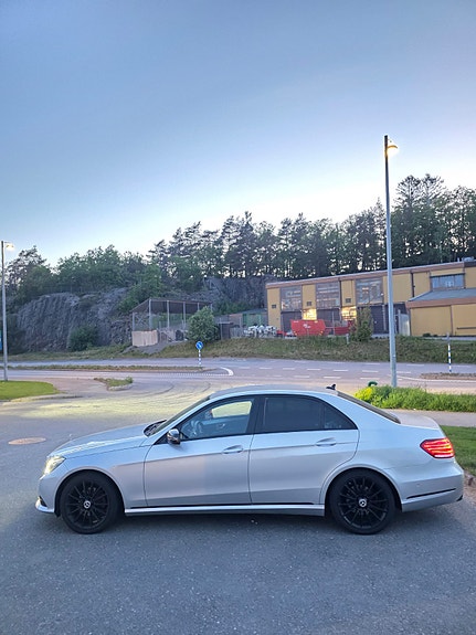 Mercedes-Benz E220 2 of 5