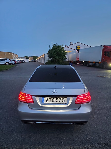 Mercedes-Benz E220 4 of 5