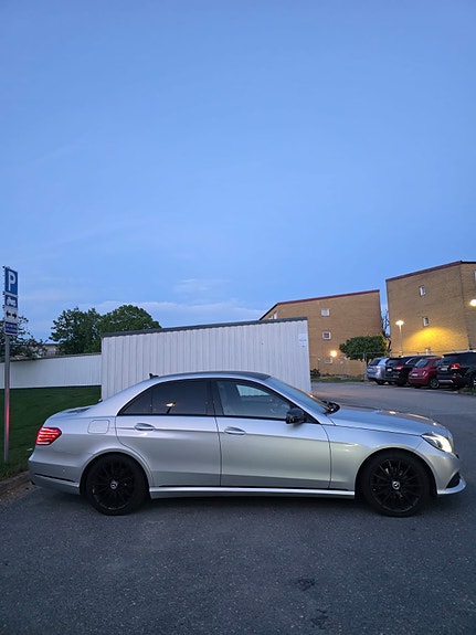 Mercedes-Benz E220 3 of 5