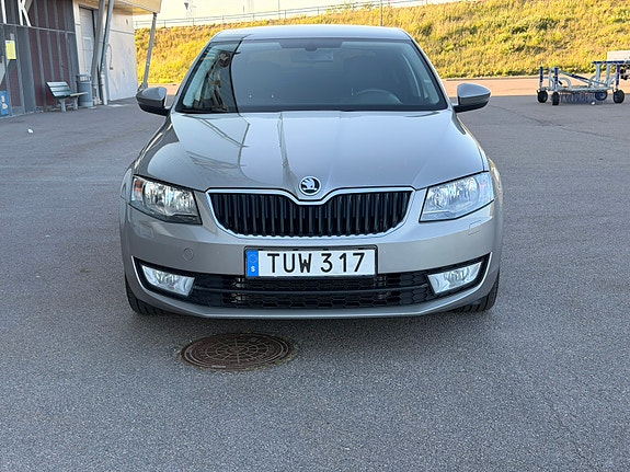 Skoda Octavia 2 of 5