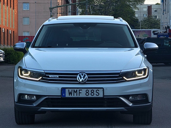 Volkswagen Passat Alltrack 2 of 5