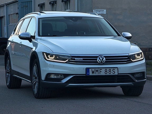 Volkswagen Passat Alltrack 3 of 5