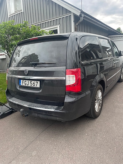 Lancia Voyager 2 of 3