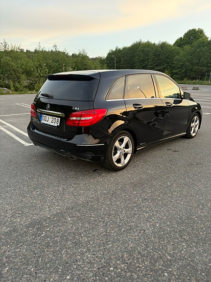Mercedes-Benz B180 4 of 5