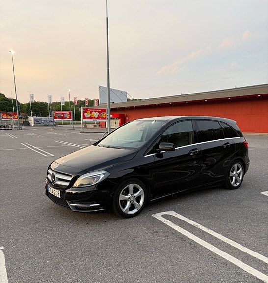 Mercedes-Benz B180 2 of 5
