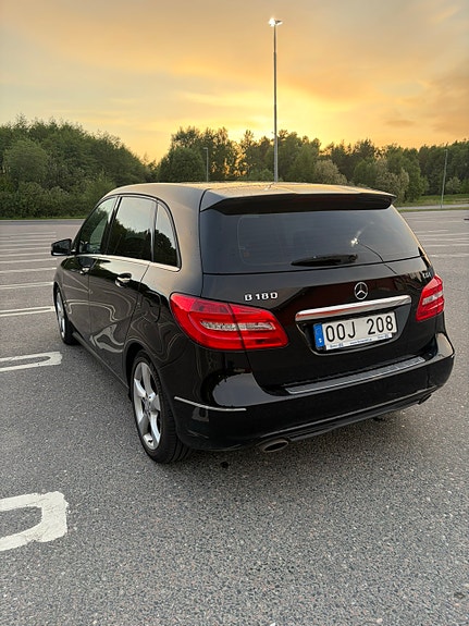 Mercedes-Benz B180 3 of 5