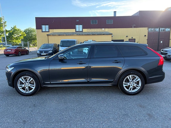 Volvo V90 Cross Country 2 of 5