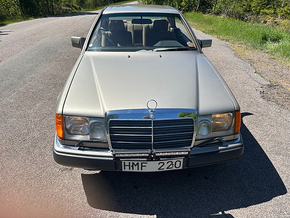 Mercedes-Benz 230 CE 3 of 5