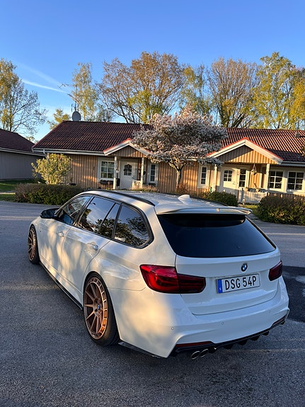 BMW 320i 3 of 5