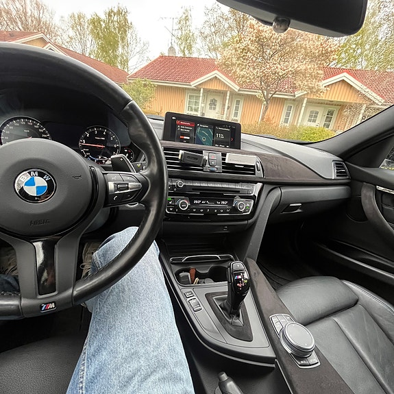 BMW 320i 4 of 5