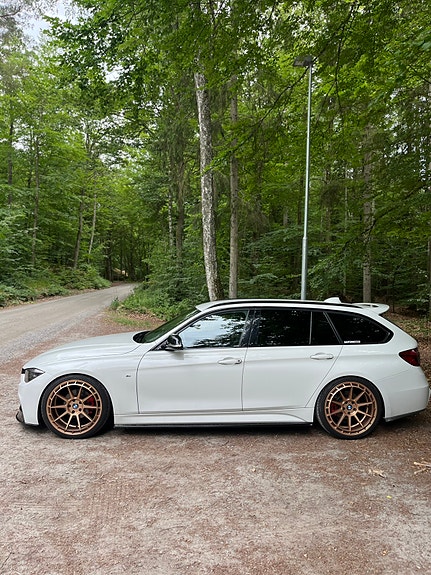 BMW 320i 2 of 5