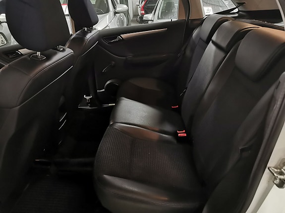 Mercedes-Benz B180 11 of 17