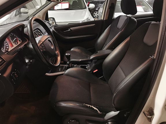 Mercedes-Benz B180 8 of 17