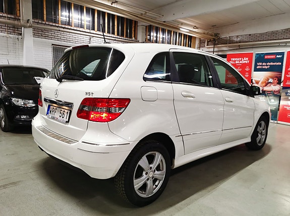 Mercedes-Benz B180 3 of 5